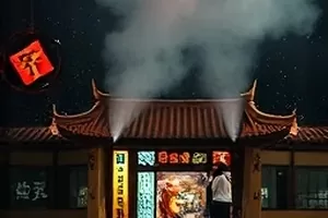 《沙漏之外的夏天》午后庭院剧照,树影落在地面