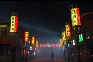 《第七封电报》雨夜电报室的剧照,台灯照着泛黄电文